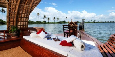 Enjoy the watery world of Alleppey at Luxury Houseboat, Kerala