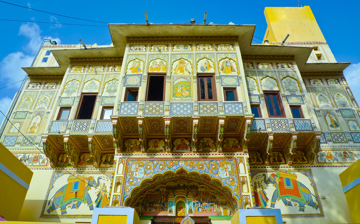 Colorful haweli in Mandawa