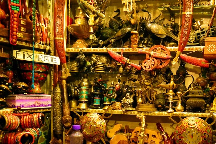 A little shop selling all kinds of decorative art and stuff at Srinagar