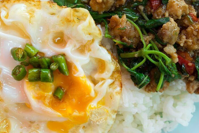 Pattaya Street Food Guide: 8 Must-Try Delicacies That Let You Taste The Authentic Thai Flavors 4 Khao Gaeng