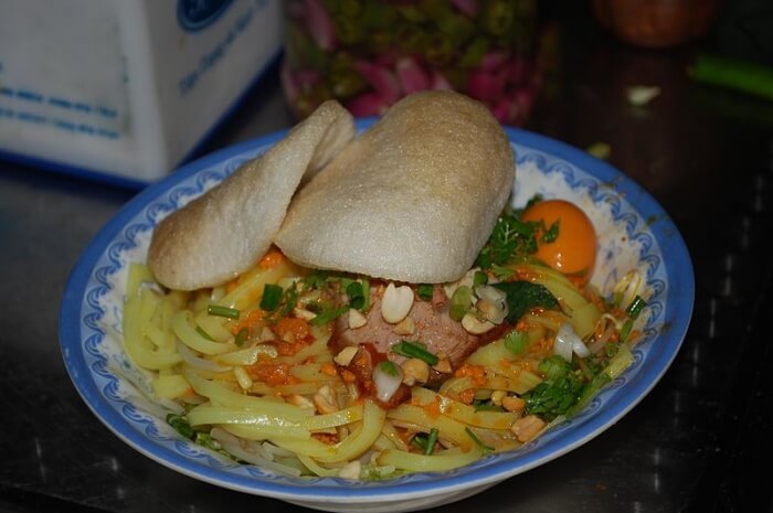 Vietnamese Street Foods: A Guide To Some Scrumptious Dishes To Try In 2022 8 bowl of rice noodles, sliced pork, bean sprouts, and croutons
