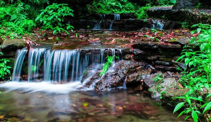 The mesmerizing view of Jibhi Waterfalls, one of the best places to visit in Jibhi.